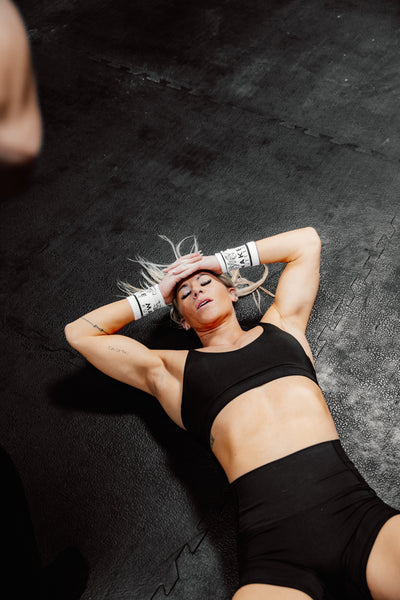 erschöptfe Cross Fit Athletin