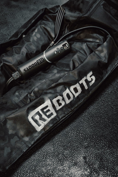 Reboots Recovery Boots Limited Edition im Leo Look mit mobilem Steuergerät – Detailaufnahme des Kompressionssystems.