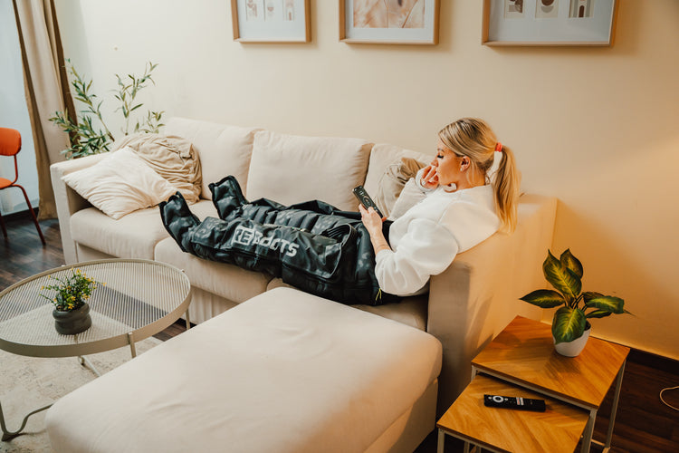 Reboots Recovery Boots Limited Edition im Leo Look in Anwendung zuhause – komfortable Regeneration im Alltag.