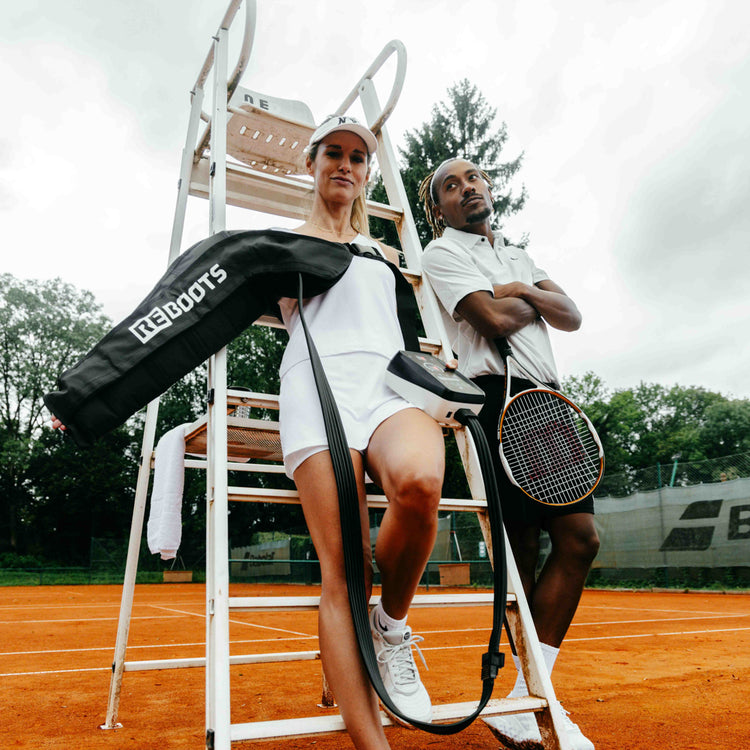Reboots: Dos personas están junto a una silla de tenis y entrenan sus brazos con el dispositivo de terapia de presión deportiva GO.