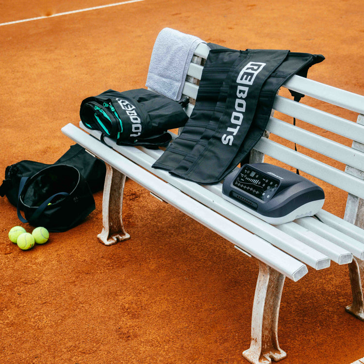 Reboots: Dispositivos de terapia de compresión deportiva Reboots sobre un banco blanco.