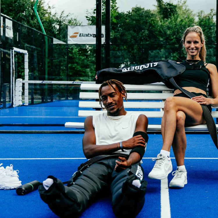 Reboots: Hombre en un sofá, bebiendo café y recuperándose con la terapia de presión GO X