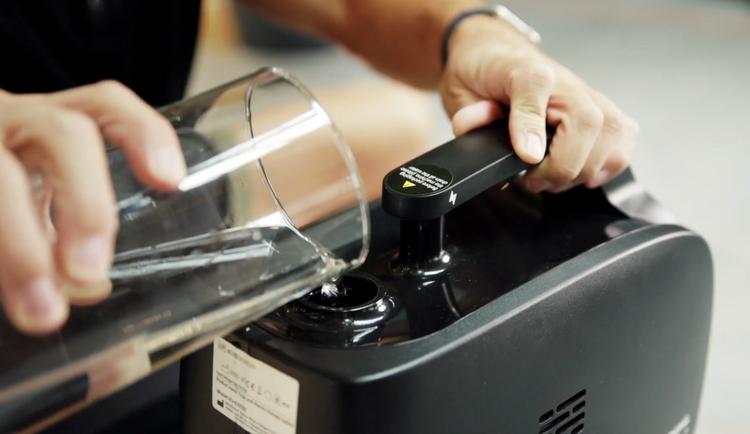 Wasser wird in das Reboots Cryo Pro Gerät eingefüllt – Vorbereitung der Kälte- und Kompressionstherapie zur Regeneration und Schmerzlinderung nach dem Training.