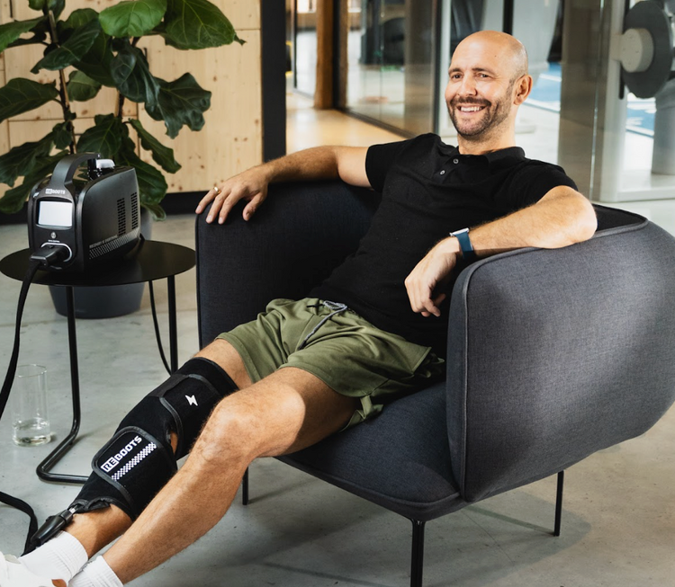 Athlet entspannt während einer Kälte- und Kompressionstherapie mit dem Reboots Cryo Pro – gezielte Regeneration des Knies zur schnelleren Erholung und Schmerzlinderung.
