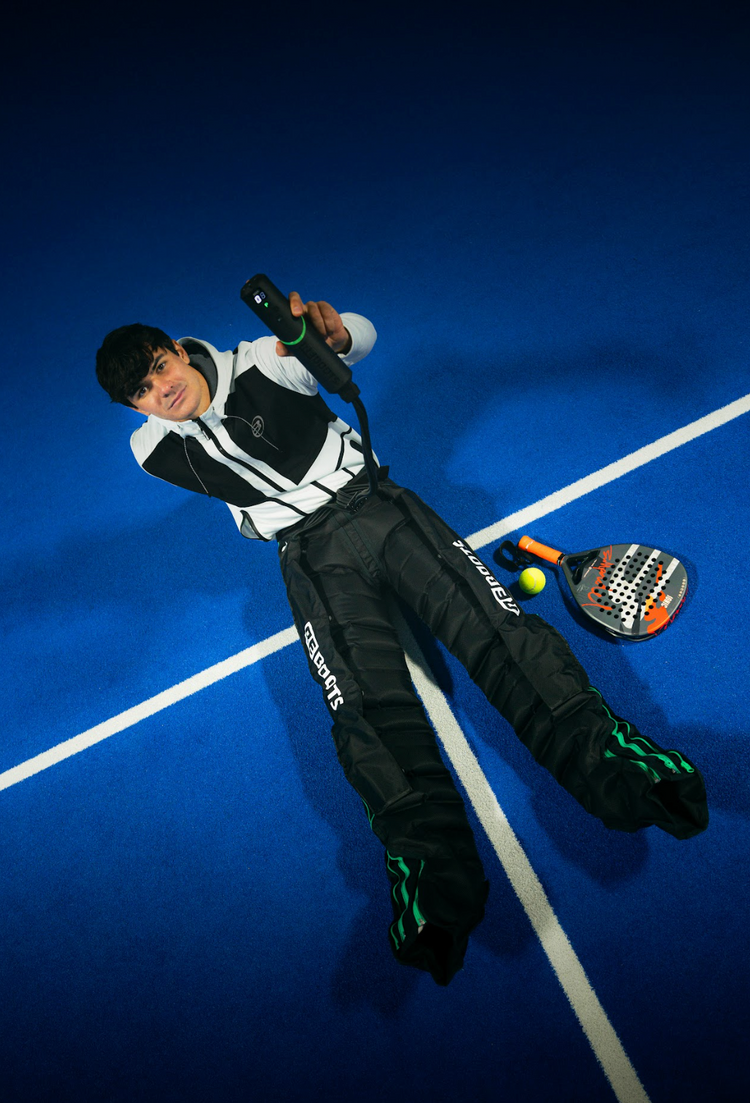 Reboots Recovery Pants für Beine auf dem Padelplatz – Regeneration nach dem Training mit mobilen Recovery Boots direkt auf dem Court