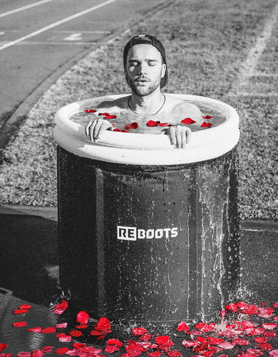Reboots Ice Tub Eisbad für Regeneration – Kälteanwendung zur Erholung nach dem Sport, stilvoll inszeniert als Valentinstags-Recovery-Ritual