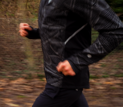 Detailaufnahme eines Läufers in Bewegung – Dynamik, Training und gezielte Regeneration für Läufer.