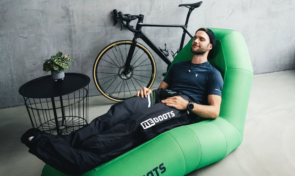 Sportler nutzt mobile Reboots Kompressionsmassage Pants. 