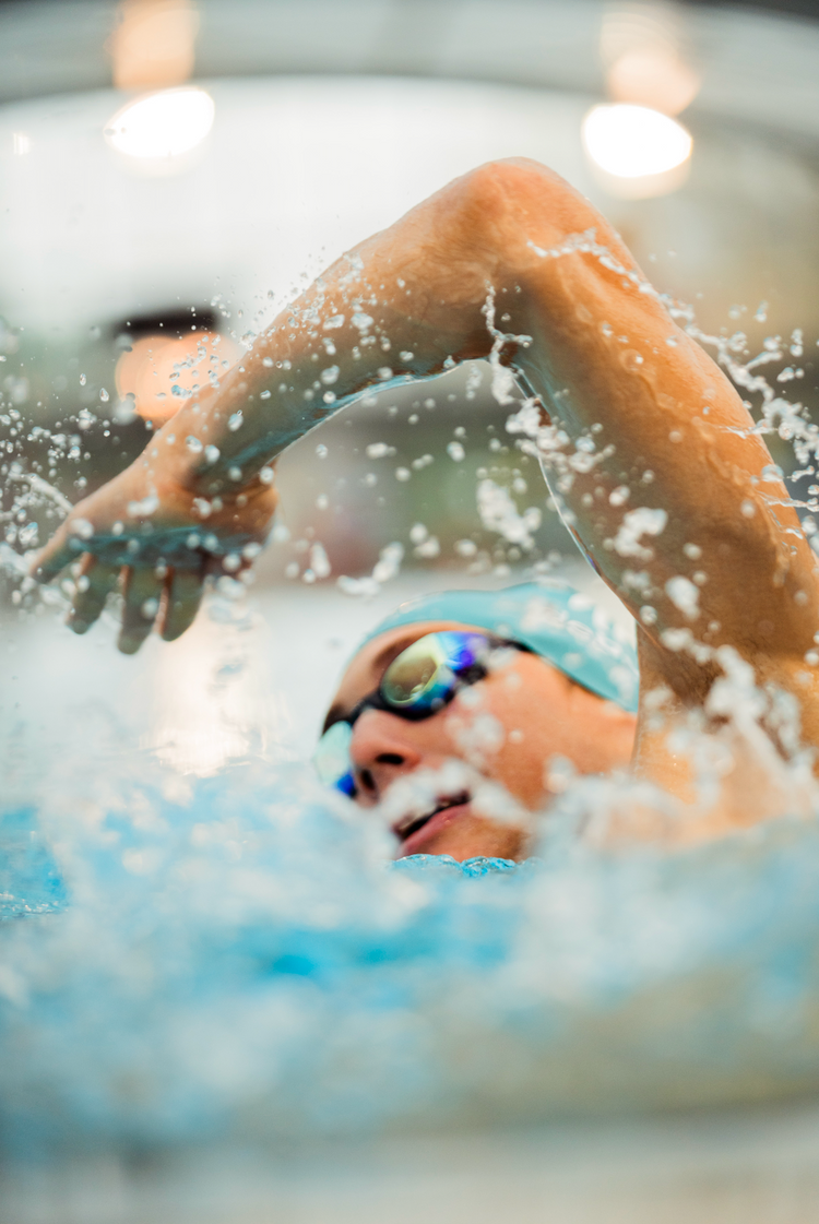 Triathlet beim Kraulschwimmen im Wettkampfbecken – Fokus auf Ausdauertraining und Performance im Schwimmsport