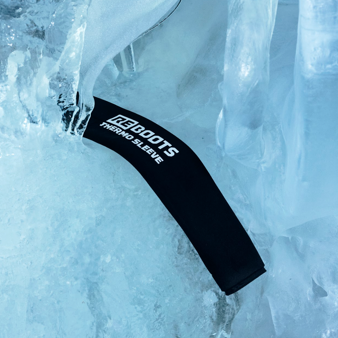 Reboots Thermo Sleeve Full Leg liegt auf Eis und zeigt die Kühlfunktion zur Regeneration und Schmerzlinderung nach dem Sport.