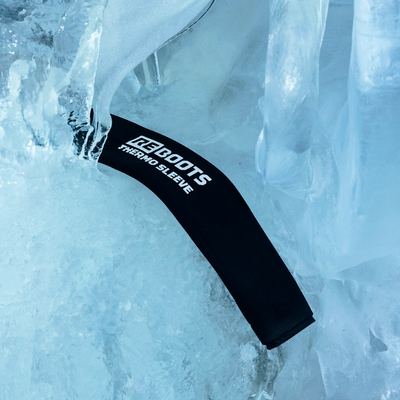 Reboots Thermo Sleeve Full Leg liegt auf Eis und zeigt die Kühlfunktion zur Regeneration und Schmerzlinderung nach dem Sport.