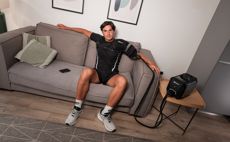 Padel Spieler nutzt den Reboots Cryo One mit Kälte und Kompression zur Regeneration zuhause