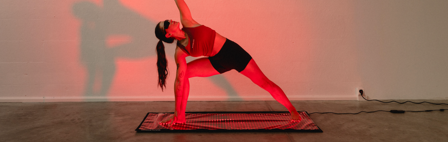 Reboots Relight Mat – Yoga-Dreieckshaltung während der Rotlichttherapie mit Schutzbrille