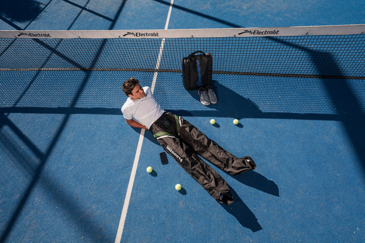Pablo Cardona nutzt die Reboots Kompressionsstiefel zur Regeneration auf dem Padel-Court