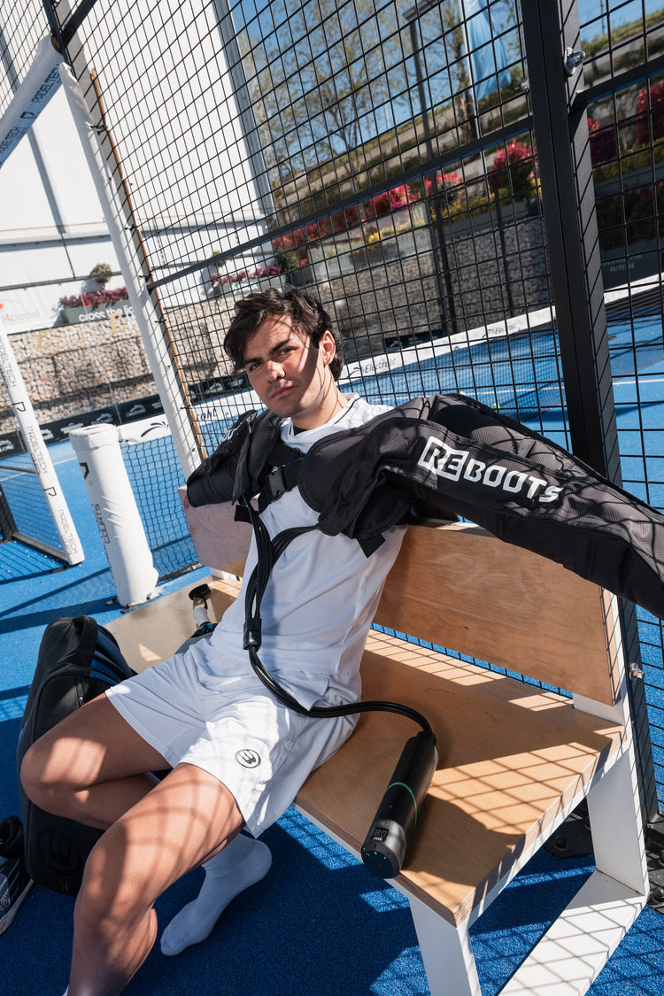 Reboots Kompressionsmassage am Arm zur Regeneration nach dem Padel-Training