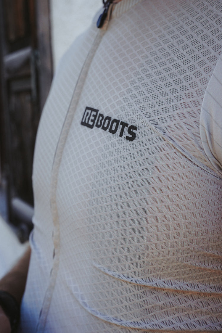 Nahaufnahme des funktionellen Mesh-Materials des Reboots Bike Jersey aus der Move & Recover Collection.