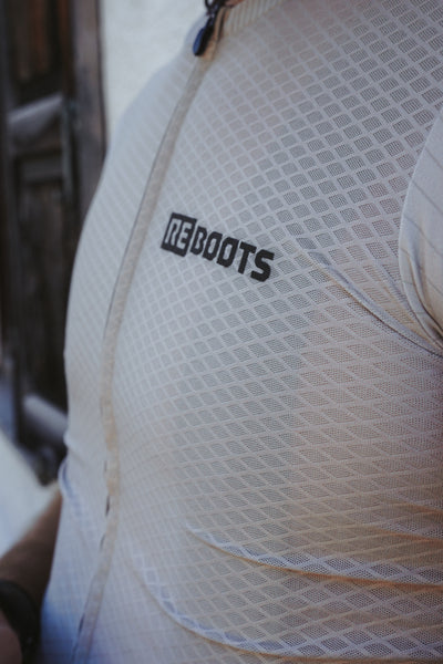 Detailaufnahme des Reboots Bike Jersey aus der Move & Recover Collection mit atmungsaktiver Mesh-Struktur.