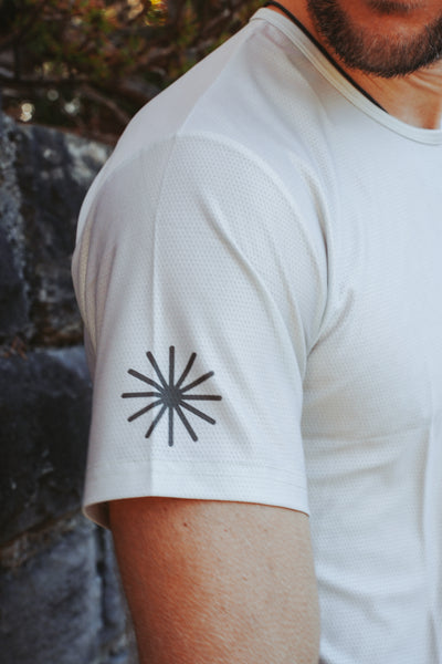 Detailaufnahme des Reboots Running Jersey – Ärmel mit schwarz gedrucktem Strahlen-Logo aus der Move & Recover Collection