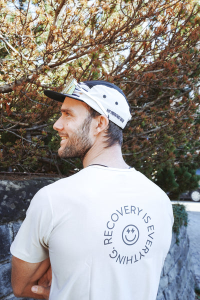 Rückansicht des Reboots Running Jersey mit großem ‚Recovery Is Everything‘ Rückenprint aus der Move & Recover Collection.