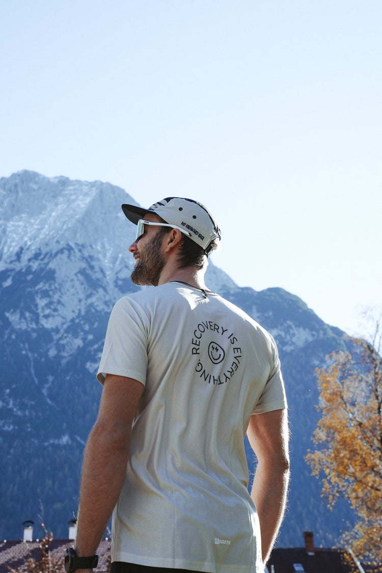 Athlet mit Reboots Running Jersey vor Bergpanorama – hochwertiges, atmungsaktives Laufshirt für Outdoor-Running