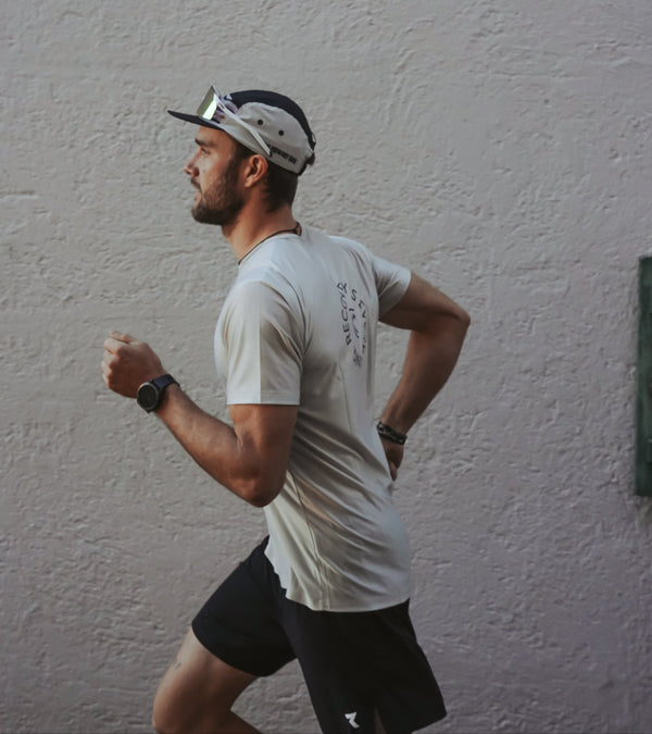 Läufer in Bewegung mit dem Reboots Running Jersey aus der Move & Recover Collection – leichtes, schnell trocknendes Performance-Laufshirt.