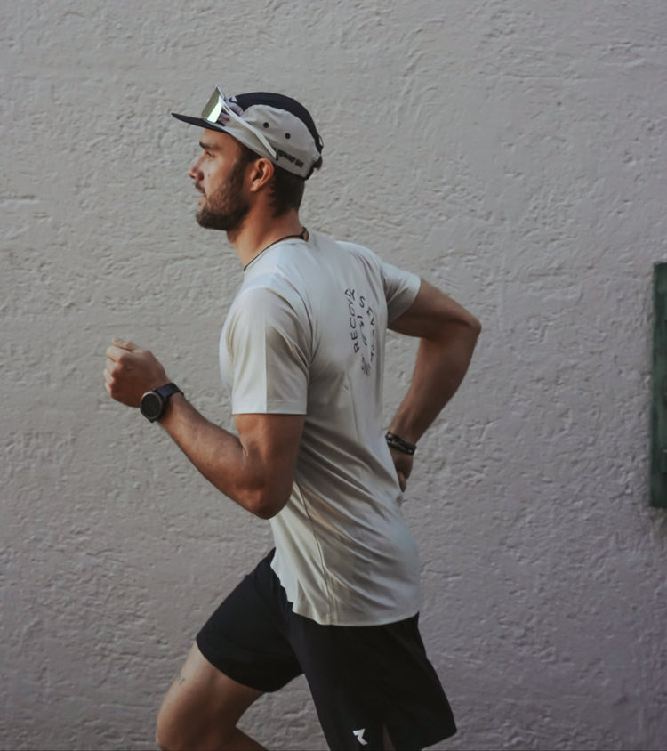 Läufer in Bewegung mit dem Reboots Running Jersey aus der Move & Recover Collection – leichtes, schnell trocknendes Performance-Laufshirt.