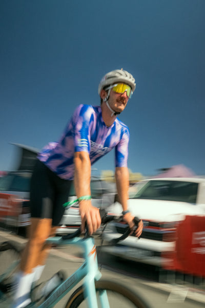 Radfahrer trägt Bike Bib und Bike Jersey aus der Reboots Move & Rise Kollektion beim Radtraining