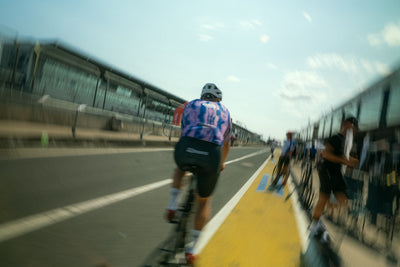 Radfahrer trägt Bike Bib und Bike Jersey aus der Reboots Move & Rise Kollektion beim Radtraining