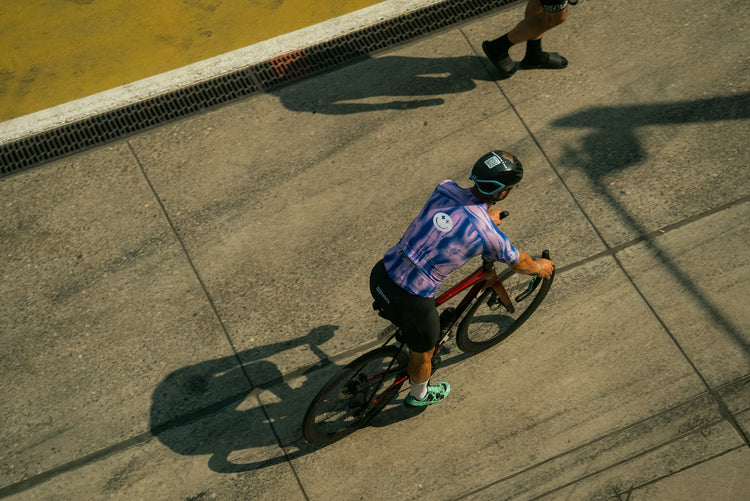 Radfahrer trägt Bike Bib und Bike Jersey aus der Reboots Move & Rise Kollektion beim Radtraining