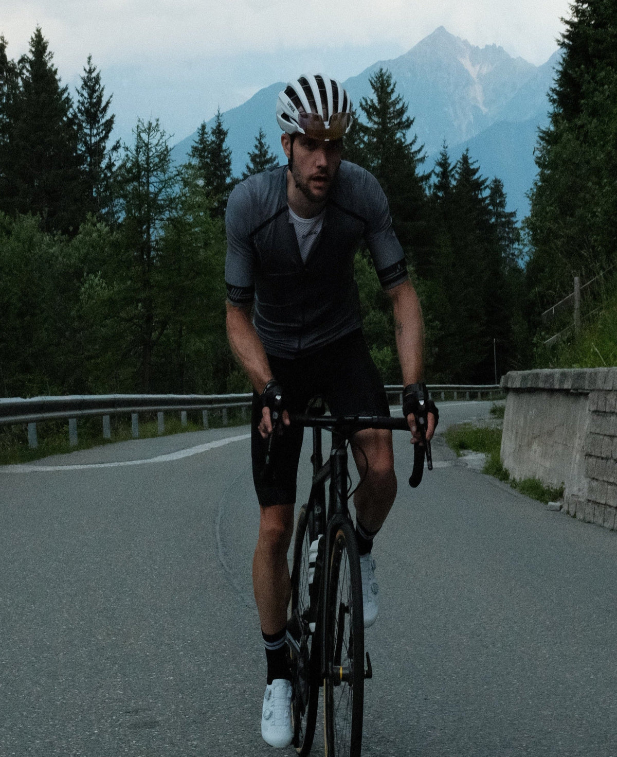 Rennradfahrer beim Bergtraining in alpiner Landschaft – intensive Ausdauereinheit mit Fokus auf Regeneration und Leistungssteigerung durch Reboots Recovery.