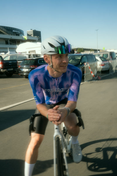 Radfahrer trägt Bike Bib und Bike Jersey aus der Reboots Move & Rise Kollektion beim Radtraining