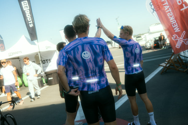 Radfahrer trägt Bike Bib und Bike Jersey aus der Reboots Move & Rise Kollektion beim Radtraining