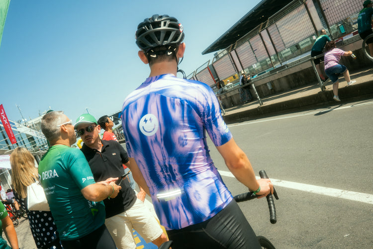 Radfahrer trägt Bike Bib und Bike Jersey aus der Reboots Move & Rise Kollektion beim Radtraining