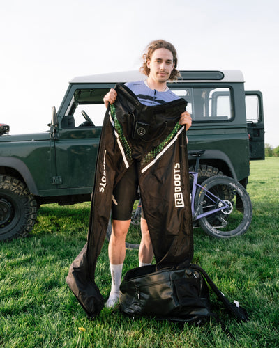 Fabian Kempter mit Reboots Kompressionsmassage und Recovery Bag nach dem Radtraining im Freien