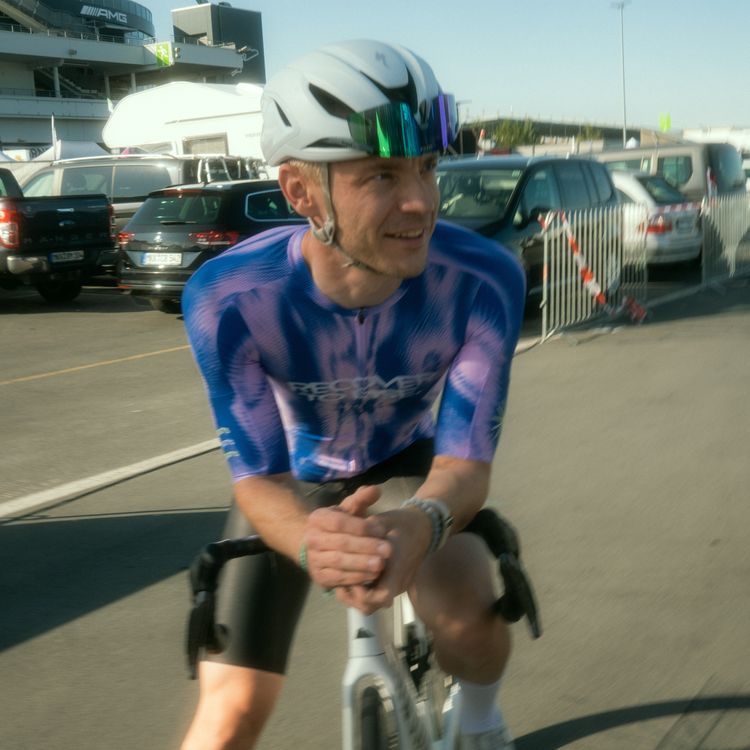 Radfahrer trägt Bike Bib und Bike Jersey aus der Reboots Move & Rise Kollektion beim Radtraining