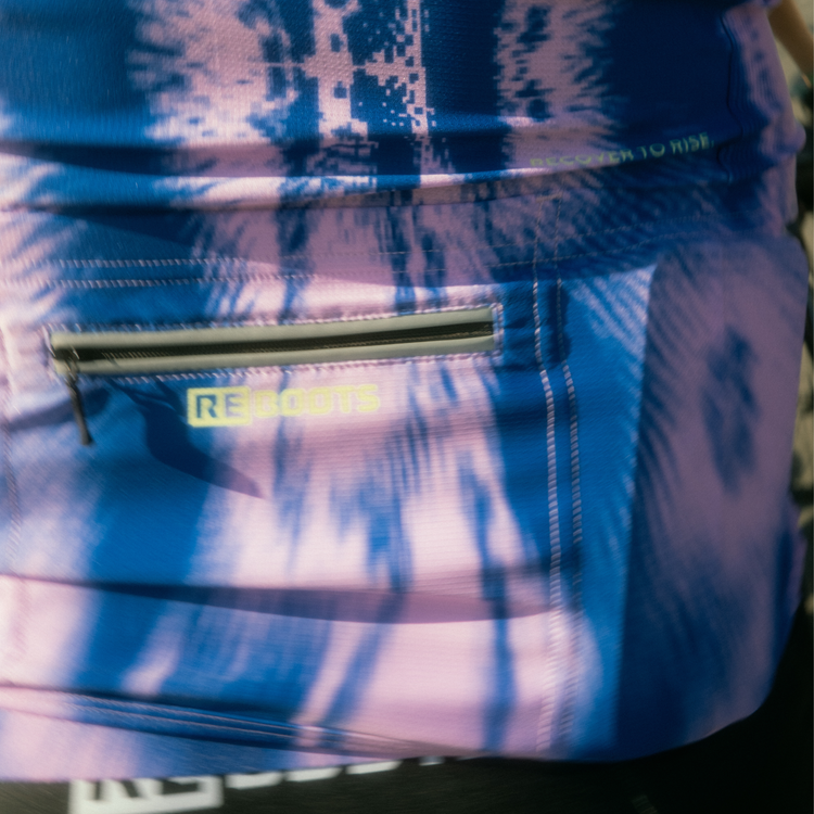 Radfahrer trägt Bike Bib und Bike Jersey aus der Reboots Move & Rise Kollektion beim Radtraining