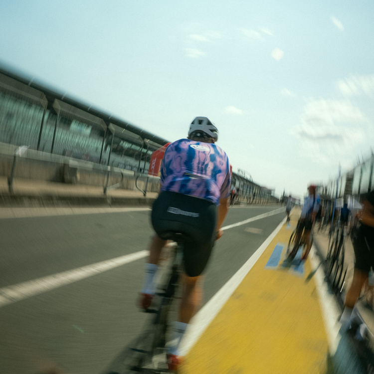 Radfahrer trägt Bike Bib und Bike Jersey aus der Reboots Move & Rise Kollektion beim Radtraining