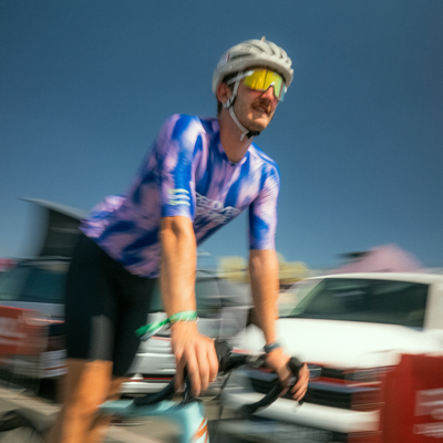 Radfahrer trägt Bike Bib und Bike Jersey aus der Reboots Move & Rise Kollektion beim Radtraining