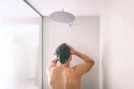 Person nimmt eine warme Dusche zur Regeneration nach dem Training – optimale Vorbereitung für Kälteanwendungen und Recovery-Routinen.