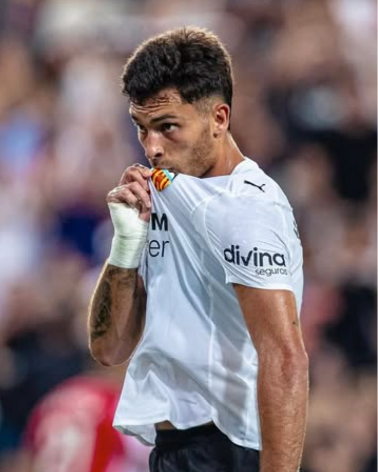 Hugo Duro jugador del Valencia y embajador Reboots