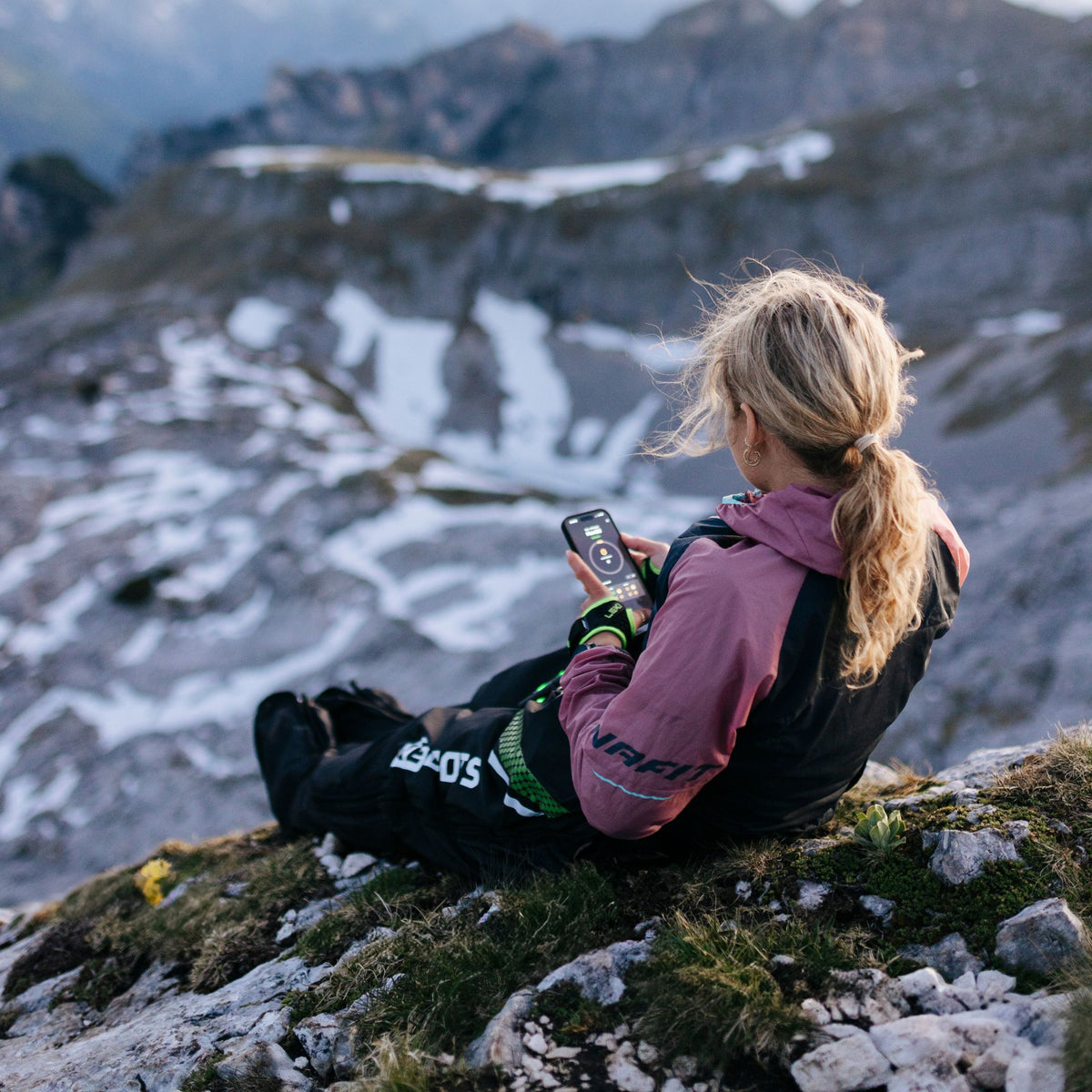 Reboots: Sportlerin auf Berg mit Reboots Kompressionsmassage