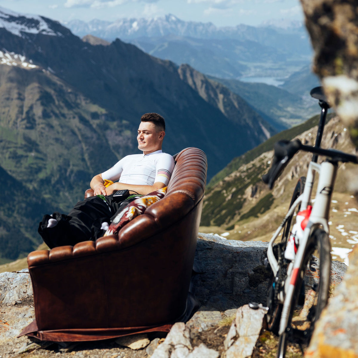 Reboots: Sportler auf Sofa sitzend auf Berg