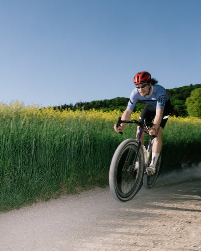 Fabian Kempter auf dem Gravelbike beim Training auf Schotterweg in der Natur
