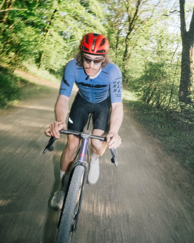 Fabian Kempter auf dem Gravelbike beim Training auf Schotterweg in der Natur