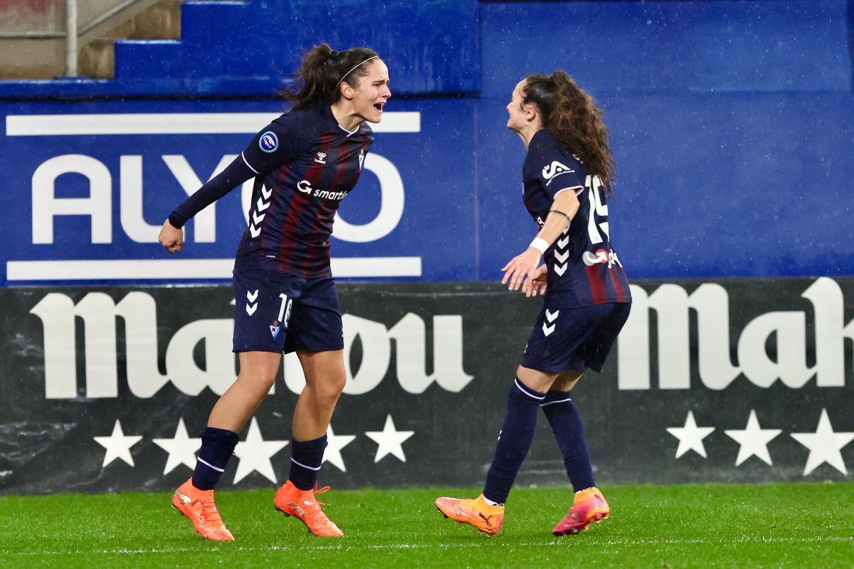 Zwei Spielerinnen von SD Eibar Frauen feiern Torerfolg emotional während eines Spiels.