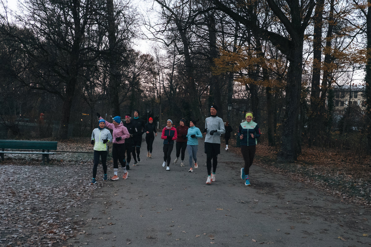 Laufgruppe trainiert gemeinsam im Park bei winterlichen Temperaturen – Outdoor Running Community.