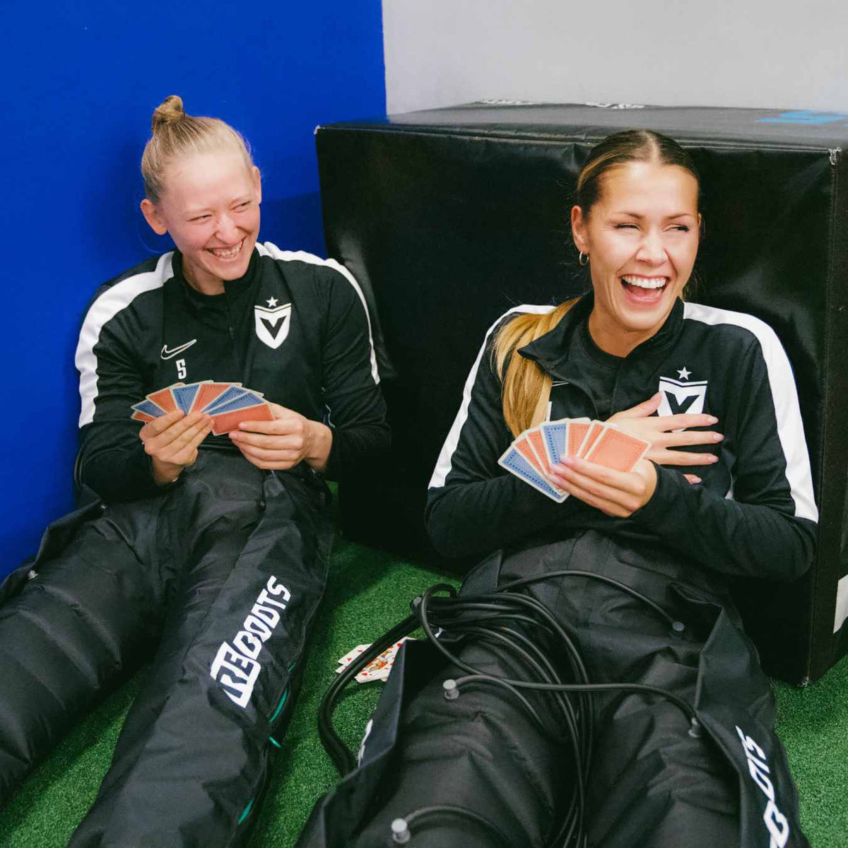 Reboots: Zwei Spielerinnen des FC Viktoria Berlin spielen Karten und erholen sich mit Reboots.