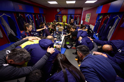 Teamkreis der SD Eibar Frauen in der Kabine vor dem Spiel – Motivation und Zusammenhalt.
