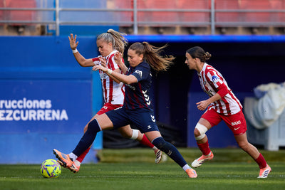 Zweikampf im Frauenfußball zwischen SD Eibar und Gegnerteam während eines Ligaspiels.