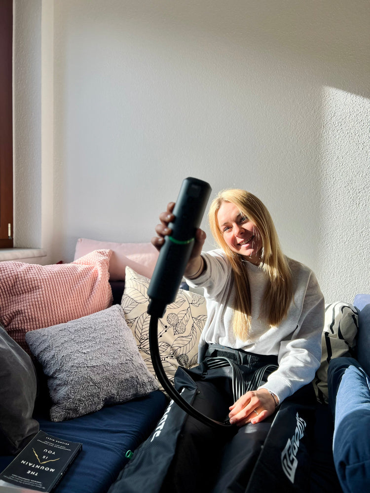 Reboots: Frau hält Bedienung von Reboots in die Kamera
